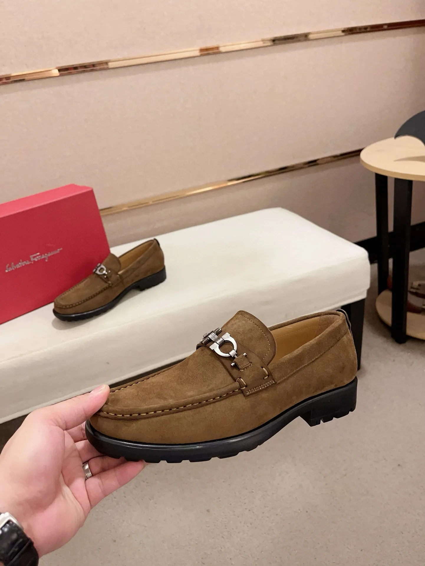 Men's shoes💰: 560💰 High version Ferragamo quality! 🆕🆕Exclusive hot-selling products in stock🔥🔥New products on the shelves, high-quality shoes, high-end driving shoes, with complete packaging! 💪 💪 Material: imported patented cowhide 🐂 + imported high-quality water-dyed cowhide lining + wear-resistant outsole 👍🏻👍🏻 Features: high-end and comfortable, purely handmade 🚀 🚀 Create the perfect shoes that suit you best 🔥 🔥 Size: (38-44) Can be customized 45 non-returnable!